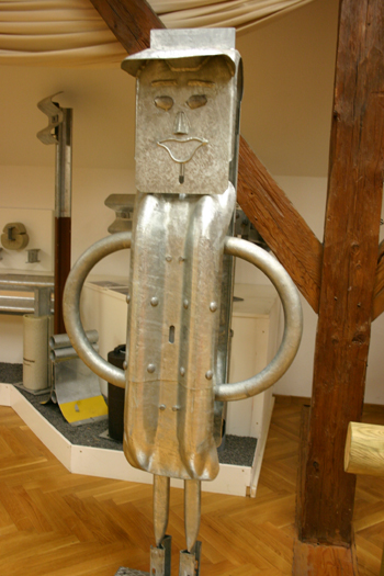 Straßenmuseum Strassengeschichte Verkehrshistorie Straßenwesen Stahlleitplanke 0