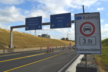 Rheinbr�cke Leverkusen K�ln Autobahnbr�cke Lkw-Sperre Schrankenanlage 121